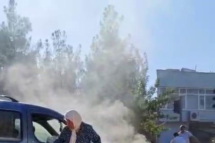 diyarbakirda-faciadan-donuldu-seyir-halindeki-araba-yasli-kadin-icindeyken-alev-aldi