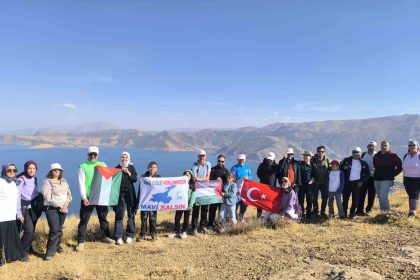 dogaseverler-van-golu-icin-8-kilometre-yurudu