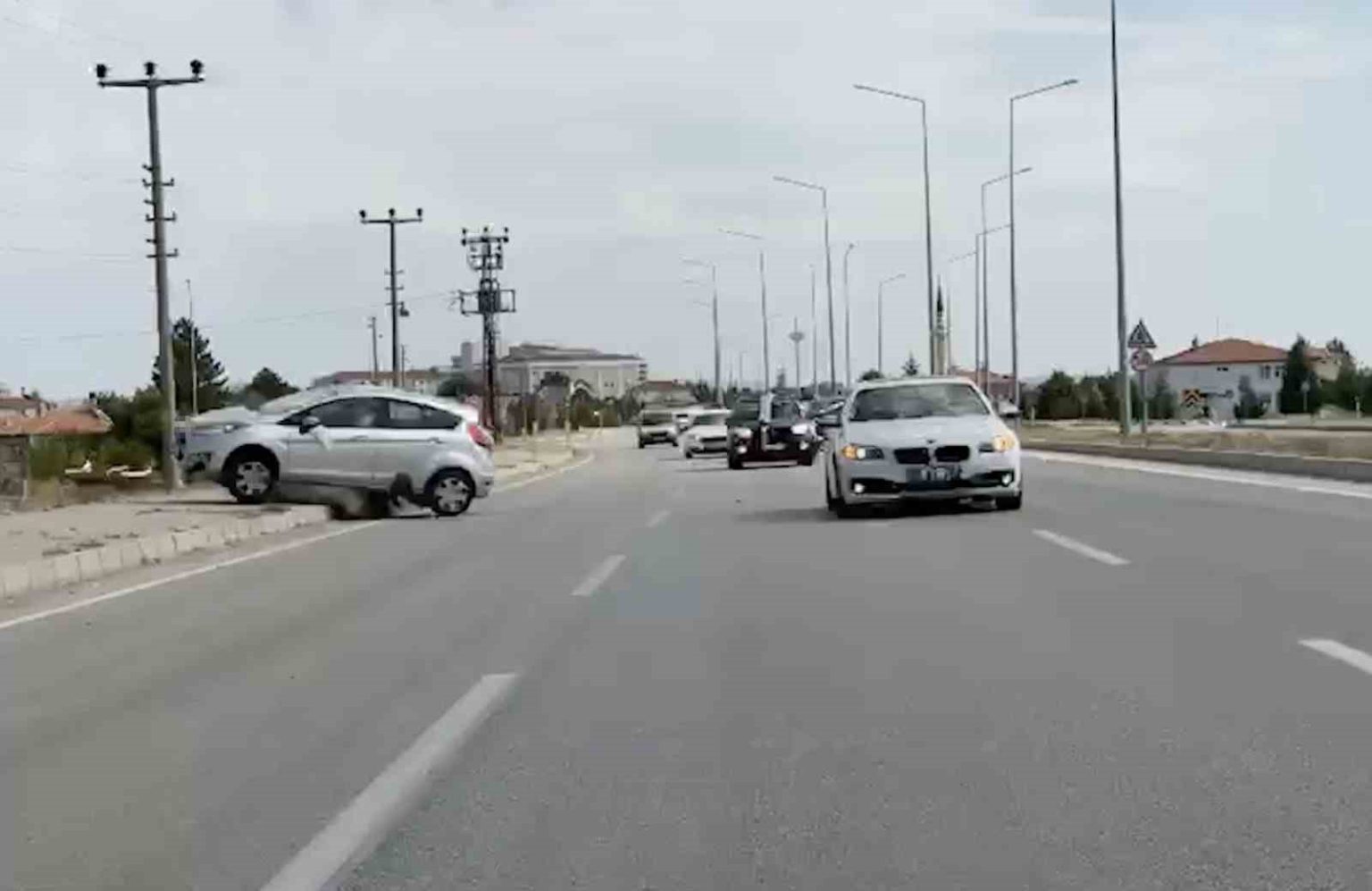 dugun-konvoyundaki-kazaya-bir-surucunun-one-gecme-cabasi-sebep-olmus
