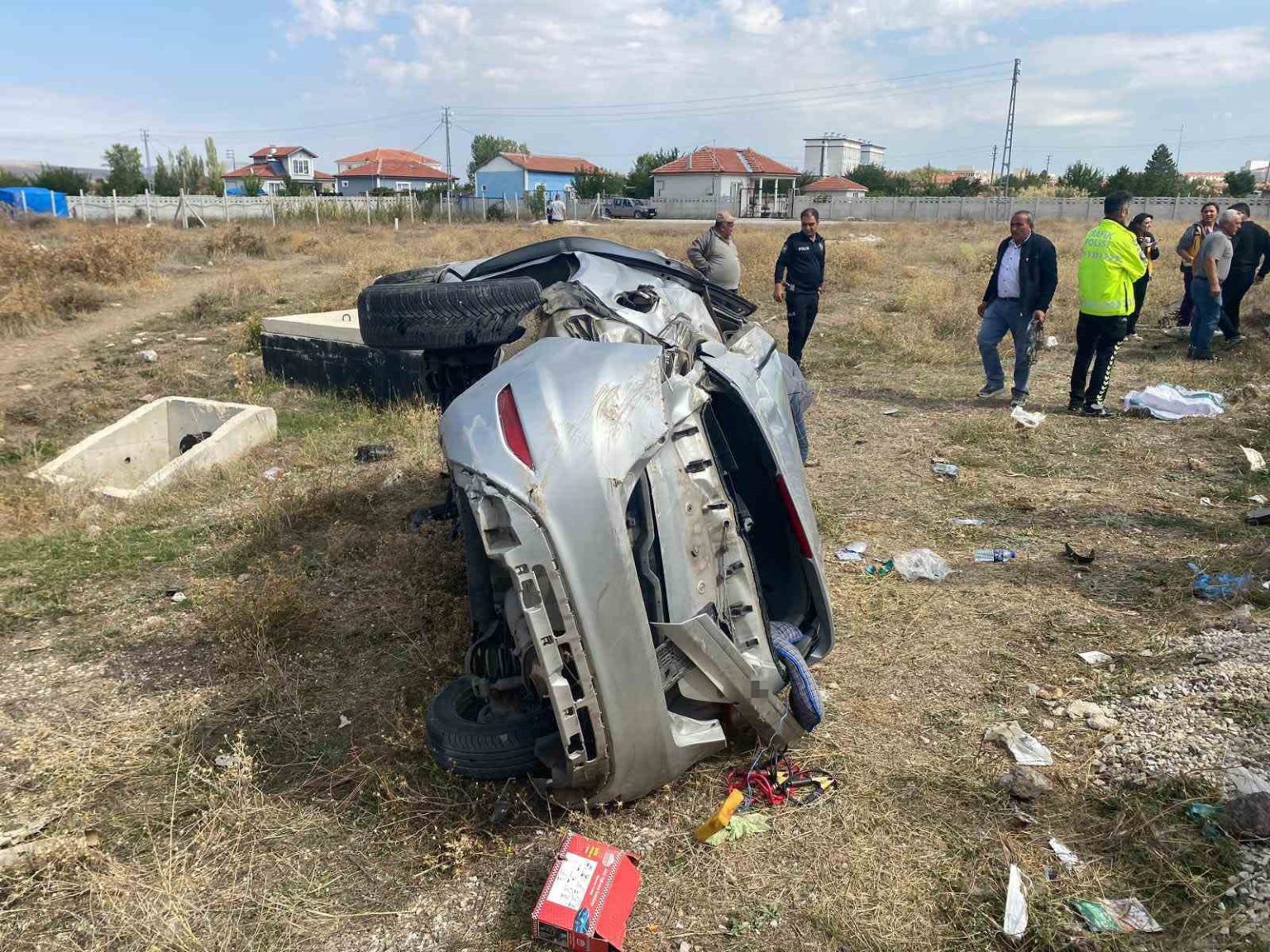 dugun-konvoyundaki-otomobil-tarlaya-yuvarlandi-2-yarali