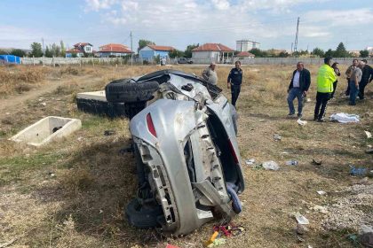 dugun-konvoyundaki-otomobil-tarlaya-yuvarlandi-2-yarali