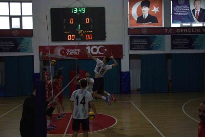 duzce-belediyesi-spor-akademisi-voleybol-takimi-ilk-macinda-galip