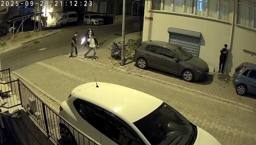 esenyurtta-3-cocugun-silahli-sakasi-kameraya-yansidi