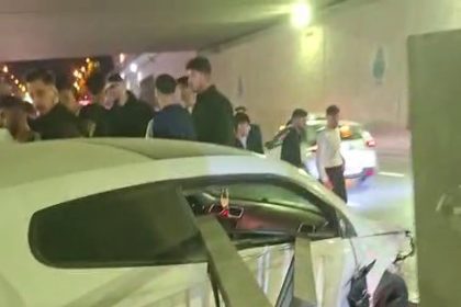 esenyurtta-direksiyon-hakimiyetini-kaybeden-surucu-karsi-istikamete-uctu-o-anlar-kamerada