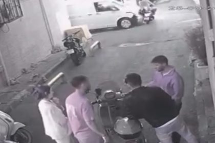 fatihte-aniden-yola-cikan-motosikletliye-kamyonet-carpti-o-anlar-kamerada