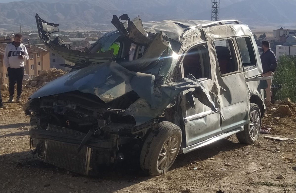 hakkaride-viraji-alamayan-otomobil-devrildi-1i-agir-4-yarali