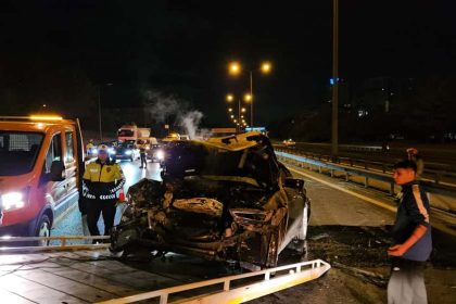 hizli-surucu-baska-otomobile-arkadan-carpti-olay-yerinden-kacti-1-yarali