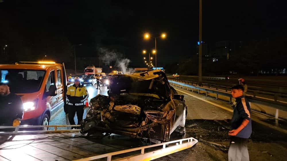 hizli-surucu-baska-otomobile-arkadan-carpti-olay-yerinden-kacti-1-yarali