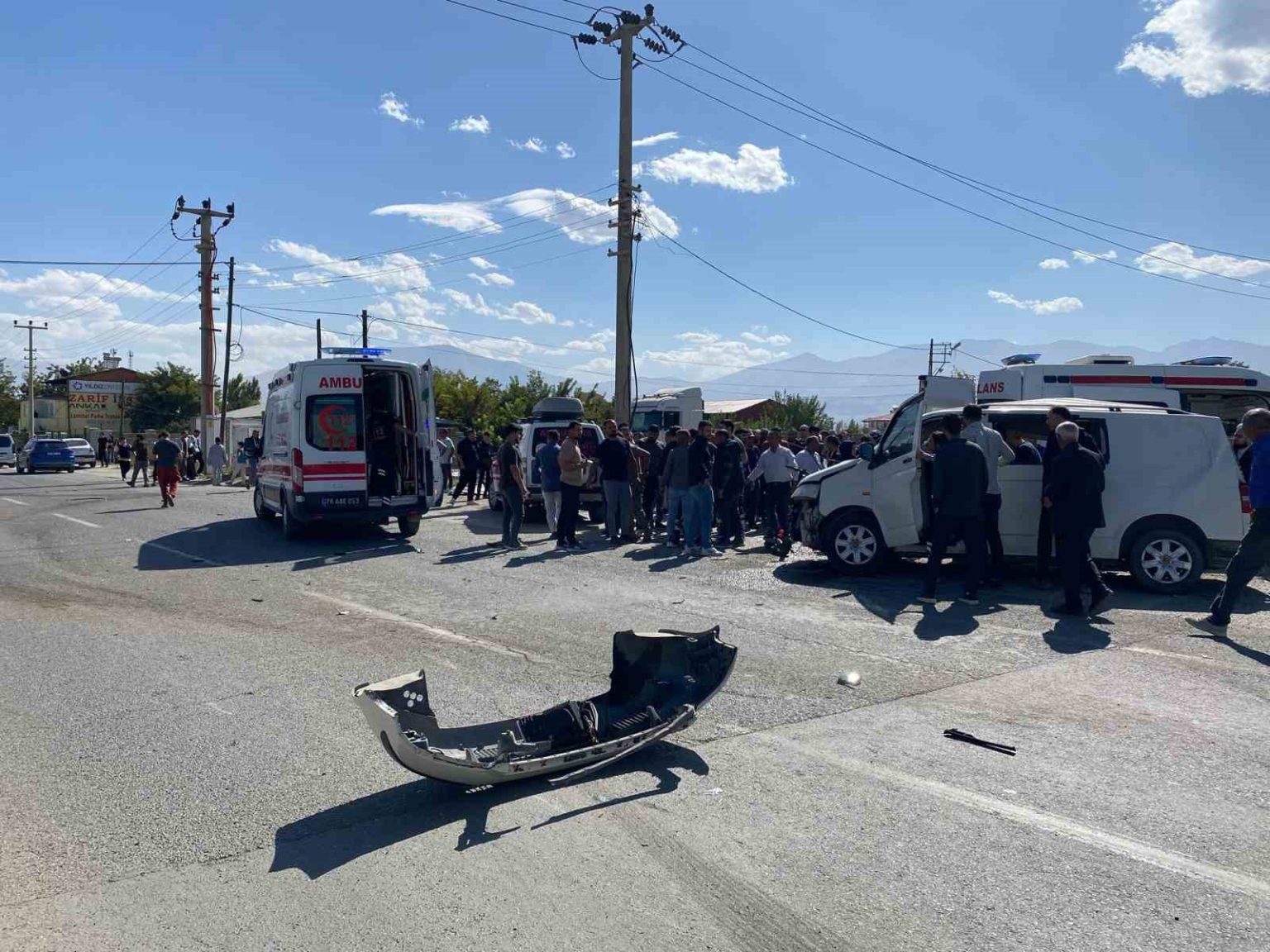 igdirda-zirhli-polis-araciyla-otomobil-carpisti-4-yarali