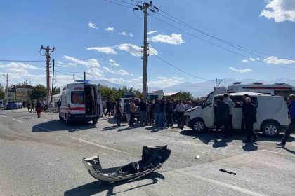igdirda-zirhli-polis-araciyla-otomobil-carpisti-4-yarali