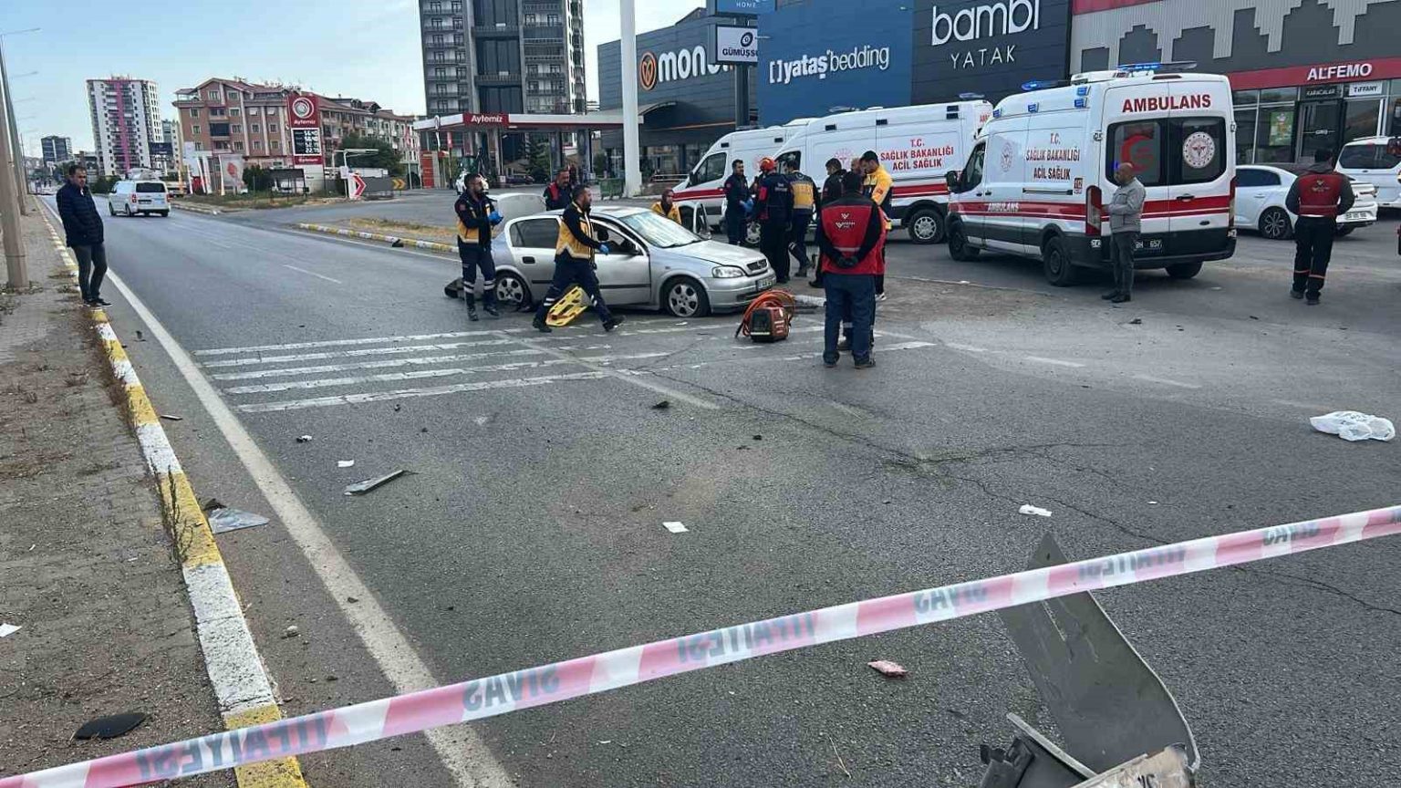 iki-otomobil-carpisti-1-olu-3-yarali