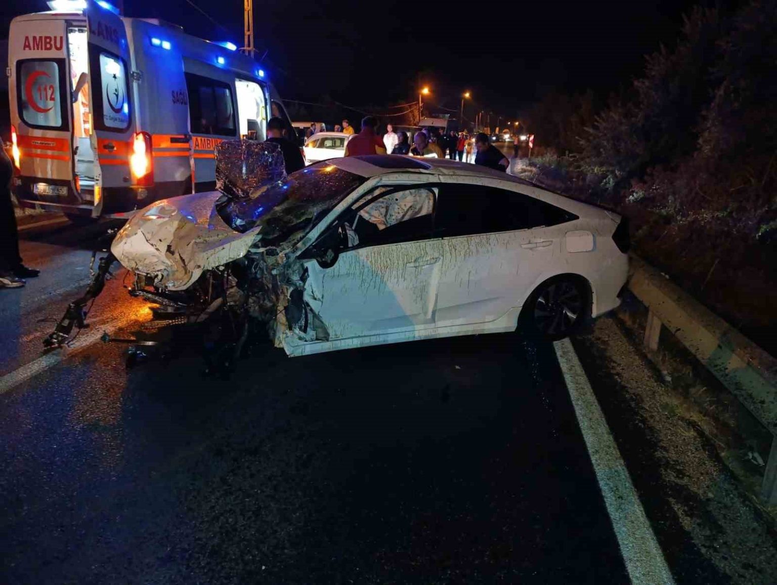 iki-otomobil-kafa-kaya-carpisti-4-yarali