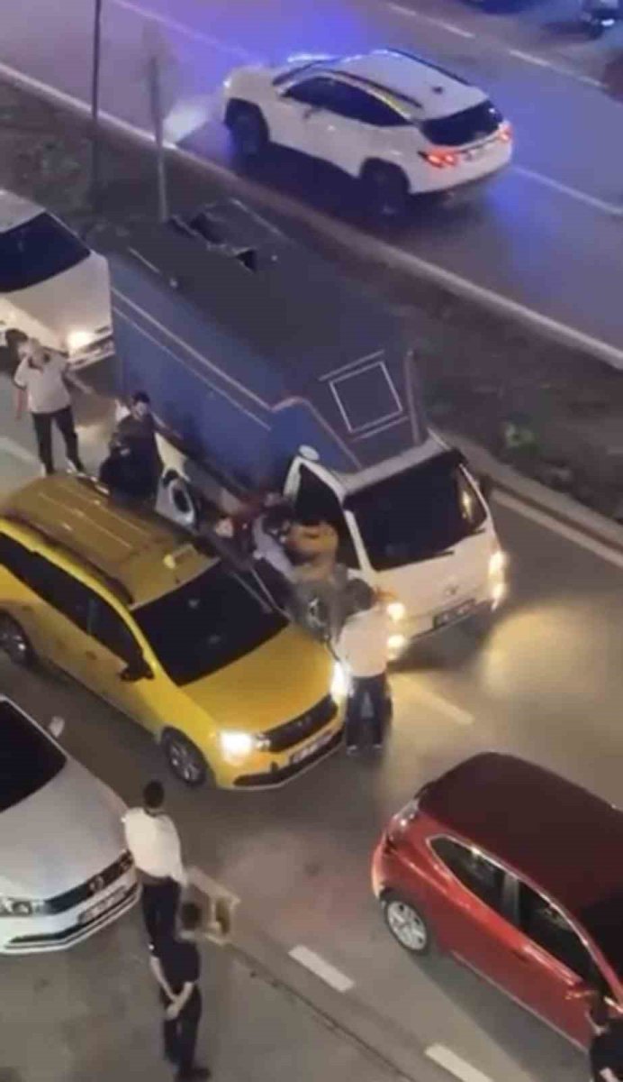 iki-surucu-kavgaya-tutustu-trafik-kitlendi