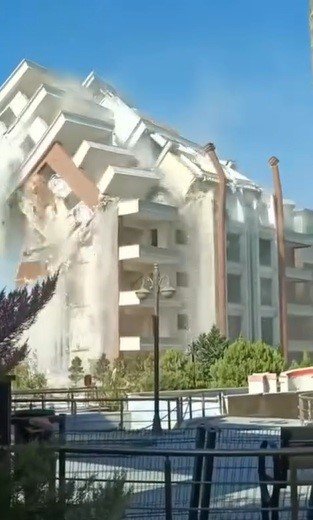 is-makinesinin-darbesiyle-9-katli-bina-yerle-bir-oldu