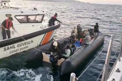 izmir-aciklarinda-iki-operasyon-32-duzensiz-gocmen-yakalandi-35-gocmen-kurtarildi