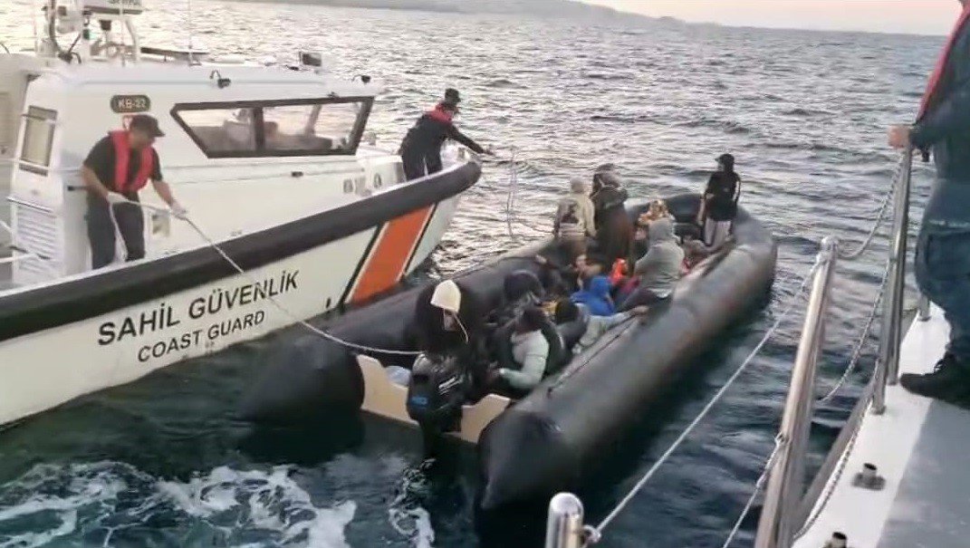 izmir-aciklarinda-iki-operasyon-32-duzensiz-gocmen-yakalandi-35-gocmen-kurtarildi