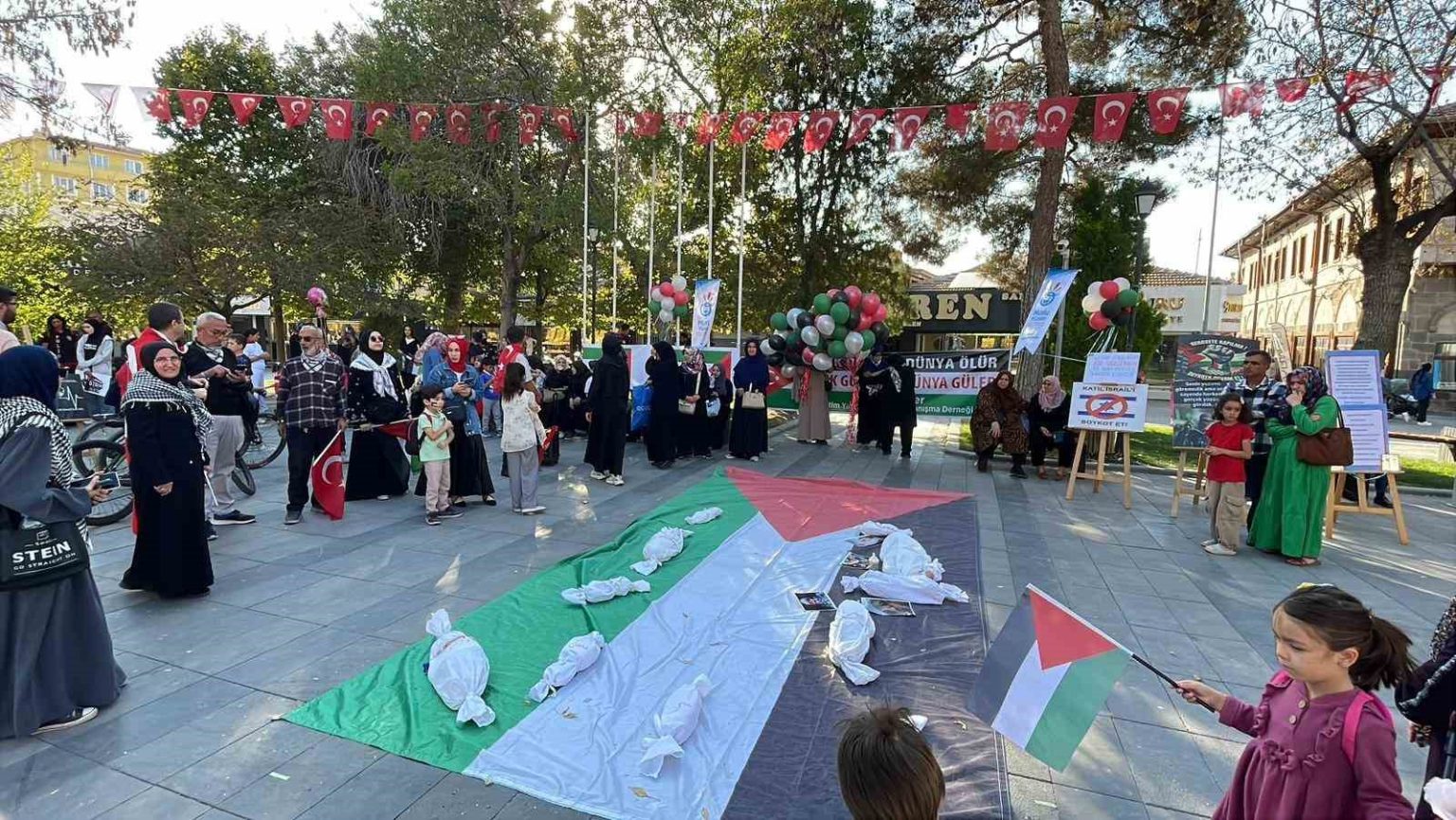 karamanda-yuzlerce-kisi-gazze-icin-yurudu