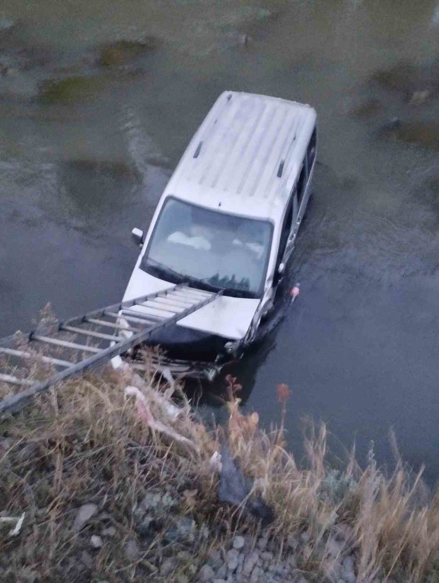 kars-cayina-hafif-ticari-arac-dustu-1-yarali