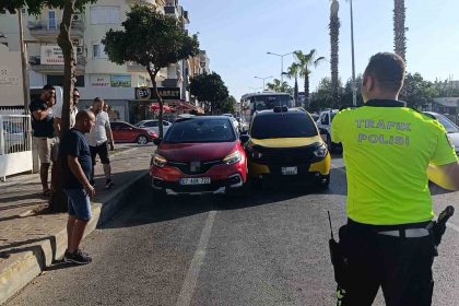 kendisini-bekleyen-araca-kosarken-otomobil-carpti-o-anlar-guvenlik-kamerasinda