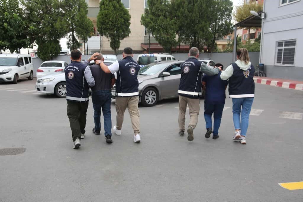 kocaelide-firari-hukumlu-ve-2-gocmen-kacakcisi-tutuklandi