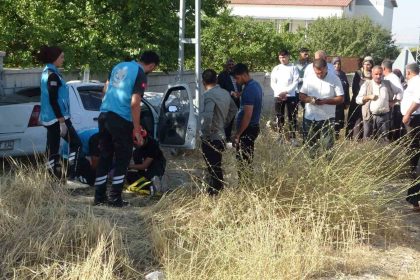 kontrolden-cikan-arac-bahce-duvarina-carpti-anne-ile-3-cocugu-yaralandi