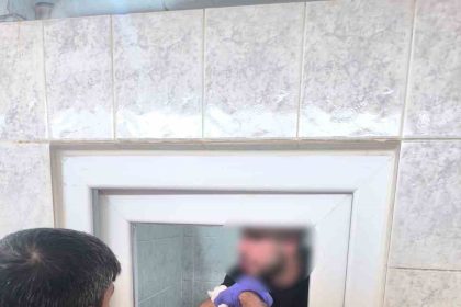 madde-krizine-giren-kisi-caminin-tuvalet-camlarini-parcaladi