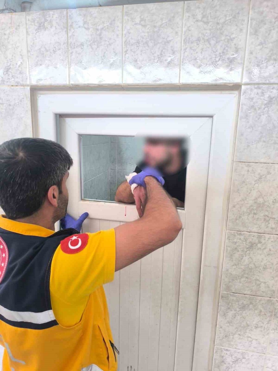 madde-krizine-giren-kisi-caminin-tuvalet-camlarini-parcaladi