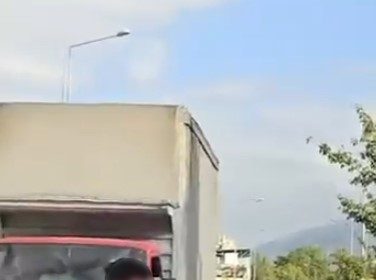 otomobil-surucusu-disariya-cikmayinca-motosikletli-camdan-iceri-girmeye-calisti