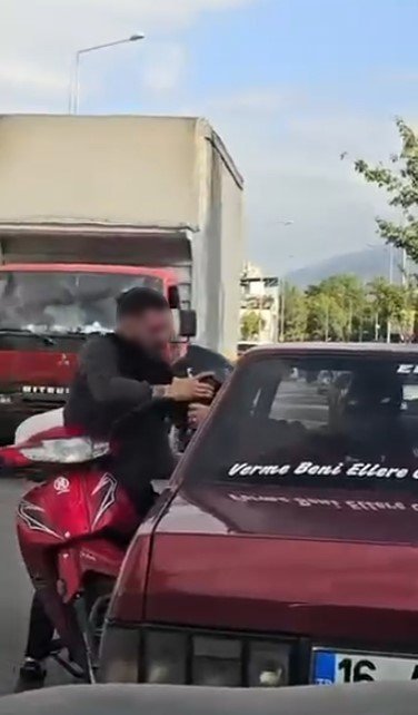 otomobil-surucusu-disariya-cikmayinca-motosikletli-camdan-iceri-girmeye-calisti