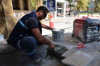 tarihi-caminin-kirik-taslari-ve-zemini-onariliyor