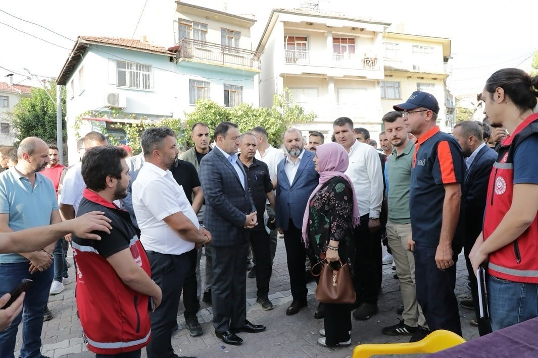 vali-isin-deprem-sonrasi-simavda-vatandaslarla-bir-araya-geldi