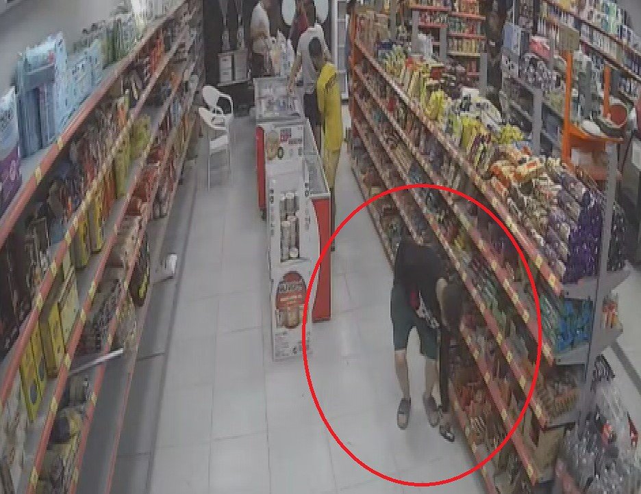 yaptigiyla-sasirtan-hirsiz-100-tllik-enerji-icecegi-ve-biskuvi-caldi-o-anlar-kamerada