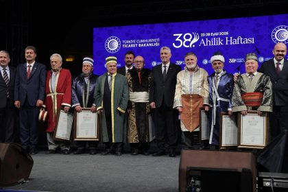 yarim-asirlik-supurge-ustasina-ahilik-berati