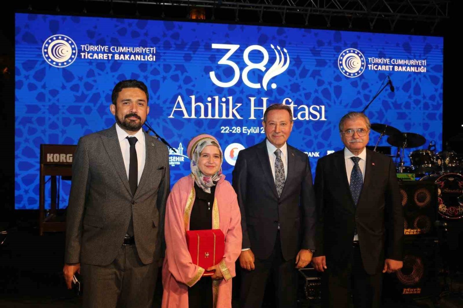 yilin-turkiye-ciragi-rahime-nur-altin-odulunu-bakan-bolattan-aldi