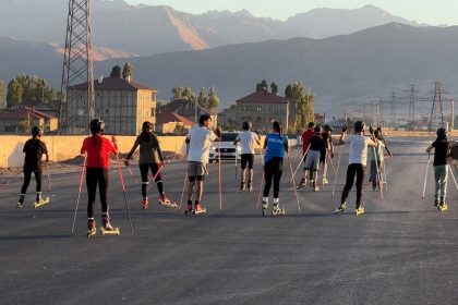 yuksekovali-kayakcilar-can-guvenligi-olmayan-yollarda-ter-dokuyor