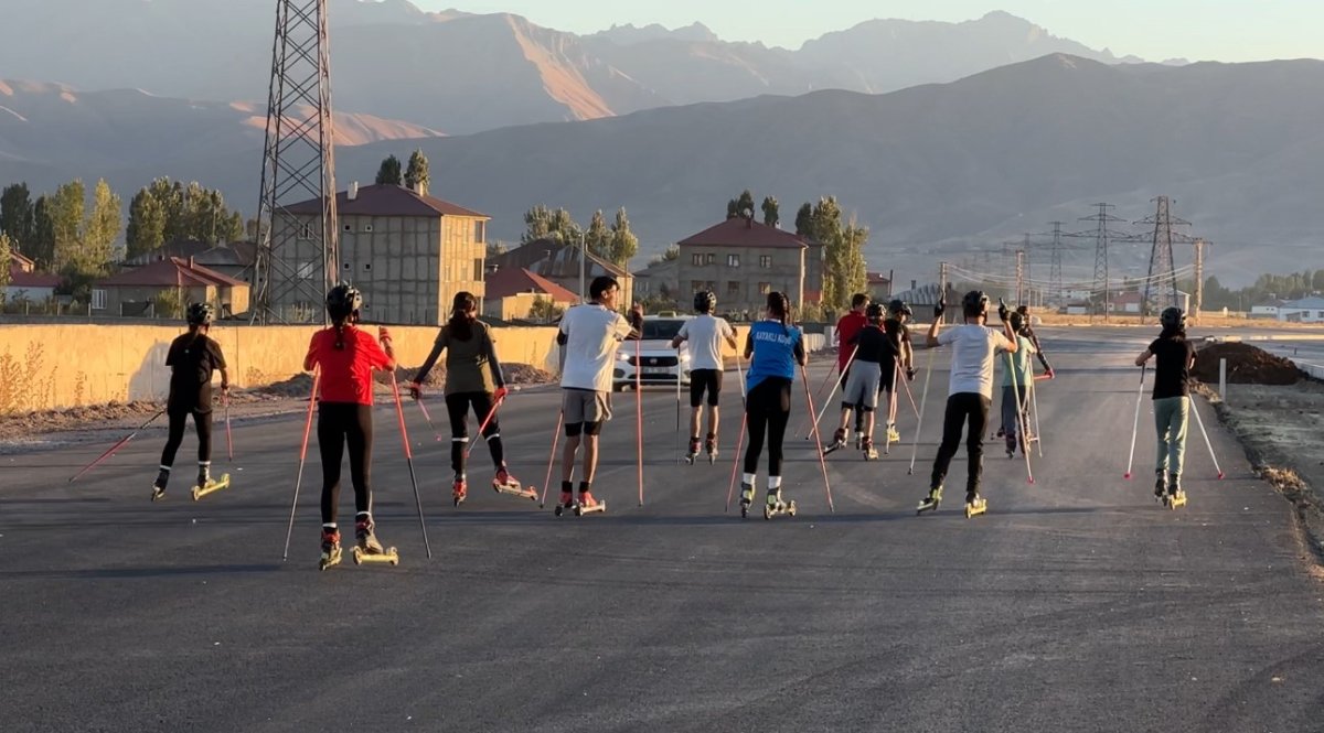 yuksekovali-kayakcilar-can-guvenligi-olmayan-yollarda-ter-dokuyor