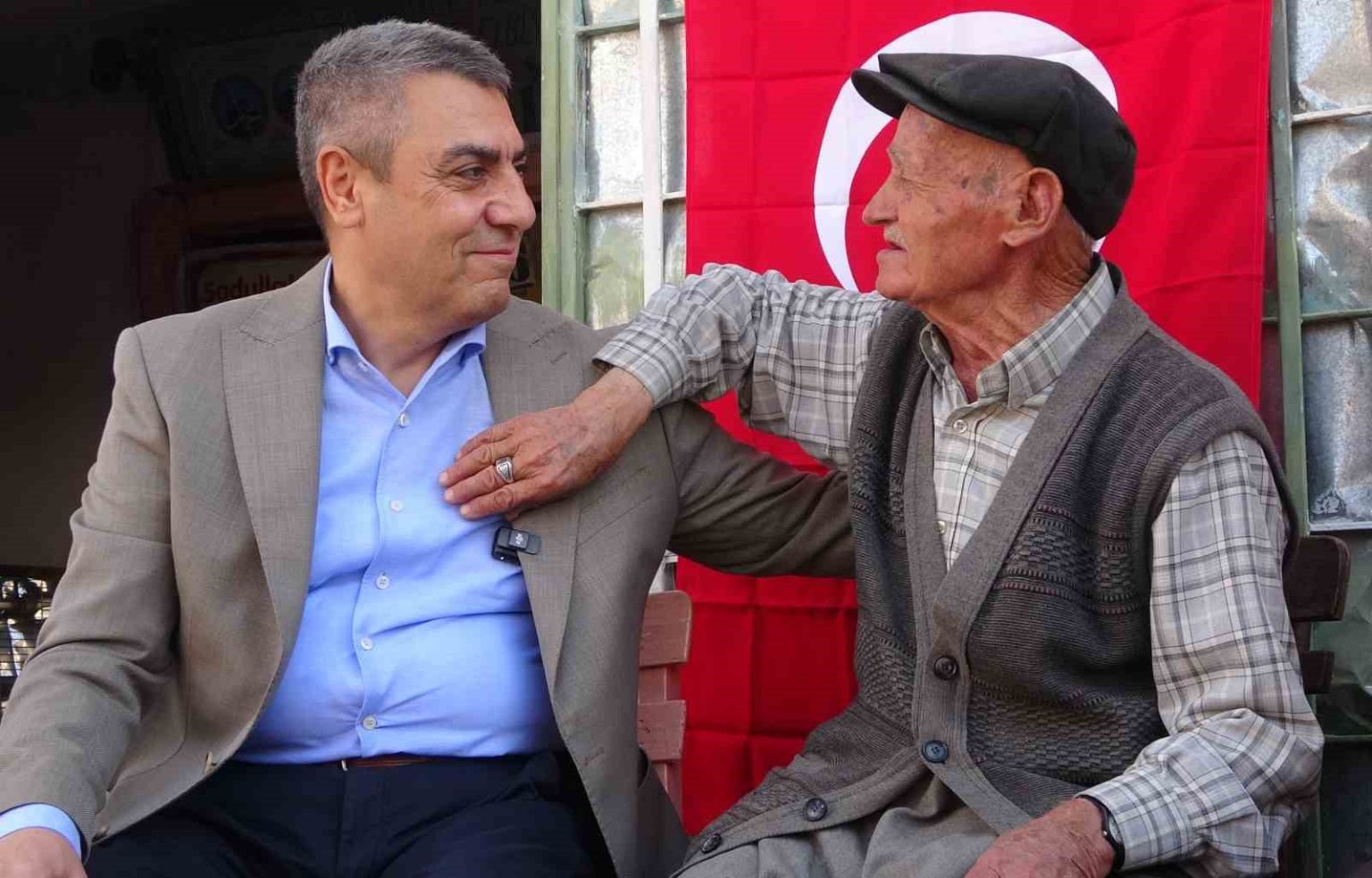 90-yasinda-50-yildir-bakkal-isletiyor-koyun-garip-dedesi-valiye-turku-soyledi