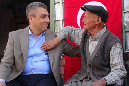 90-yasinda-50-yildir-bakkal-isletiyor-koyun-garip-dedesi-valiye-turku-soyledi