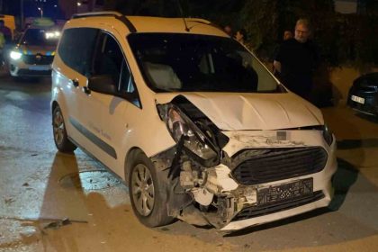 aksarayda-hafif-ticari-arac-kamyonetle-carpisti-3-yarali