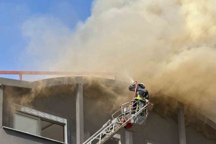 alanyada-insaat-halindeki-apartmanin-cati-katinda-cikan-yangin-korkuttu