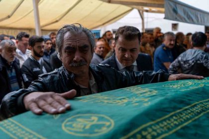 anne-baba-ve-ogullarina-yurek-burkan-veda