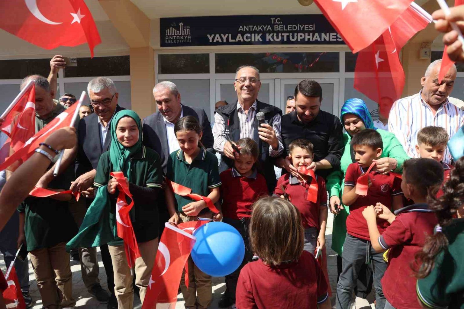 antakya-belediyesi-yaylacik-mahallesinde-actigi-kutuphaneyle-cocuklari-kitapla-bulusturdu