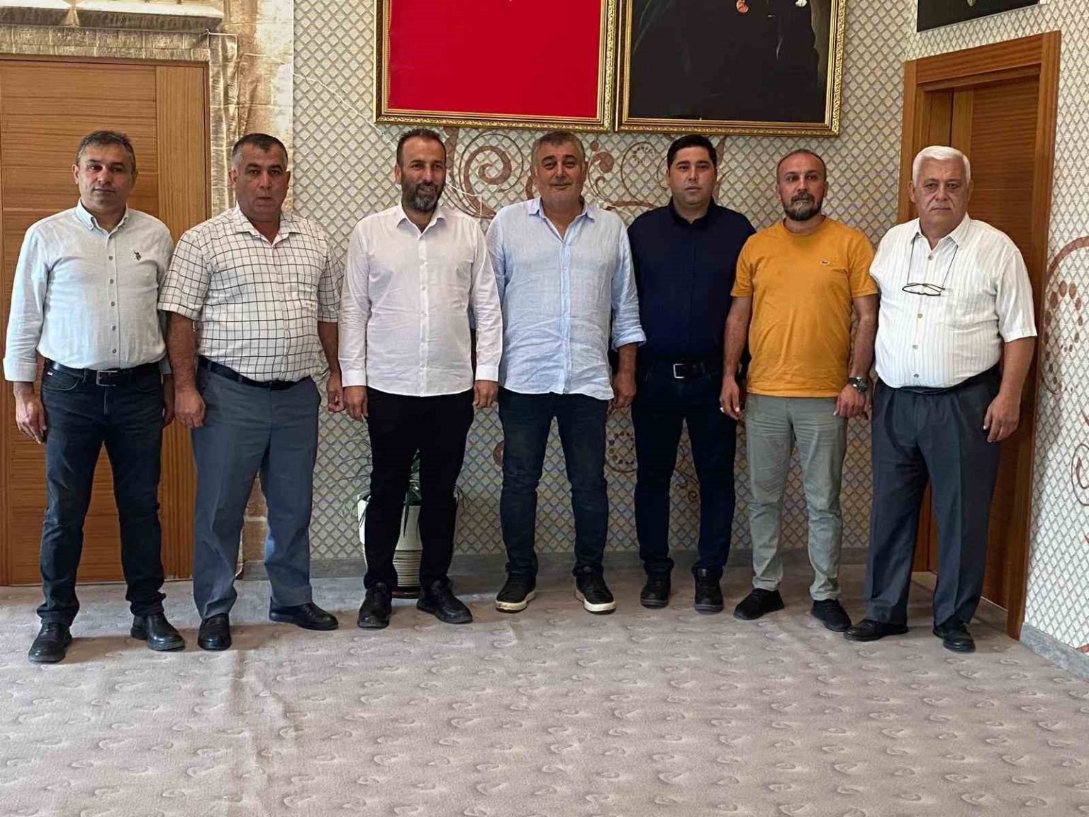 antalya-aksuda-7-belediye-meclis-uyesi-chpden-istifa-ettigini-acikladi