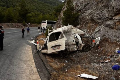 antalyada-yolcu-otobusu-ile-hafif-ticari-arac-carpisti-1-olu-1-yarali