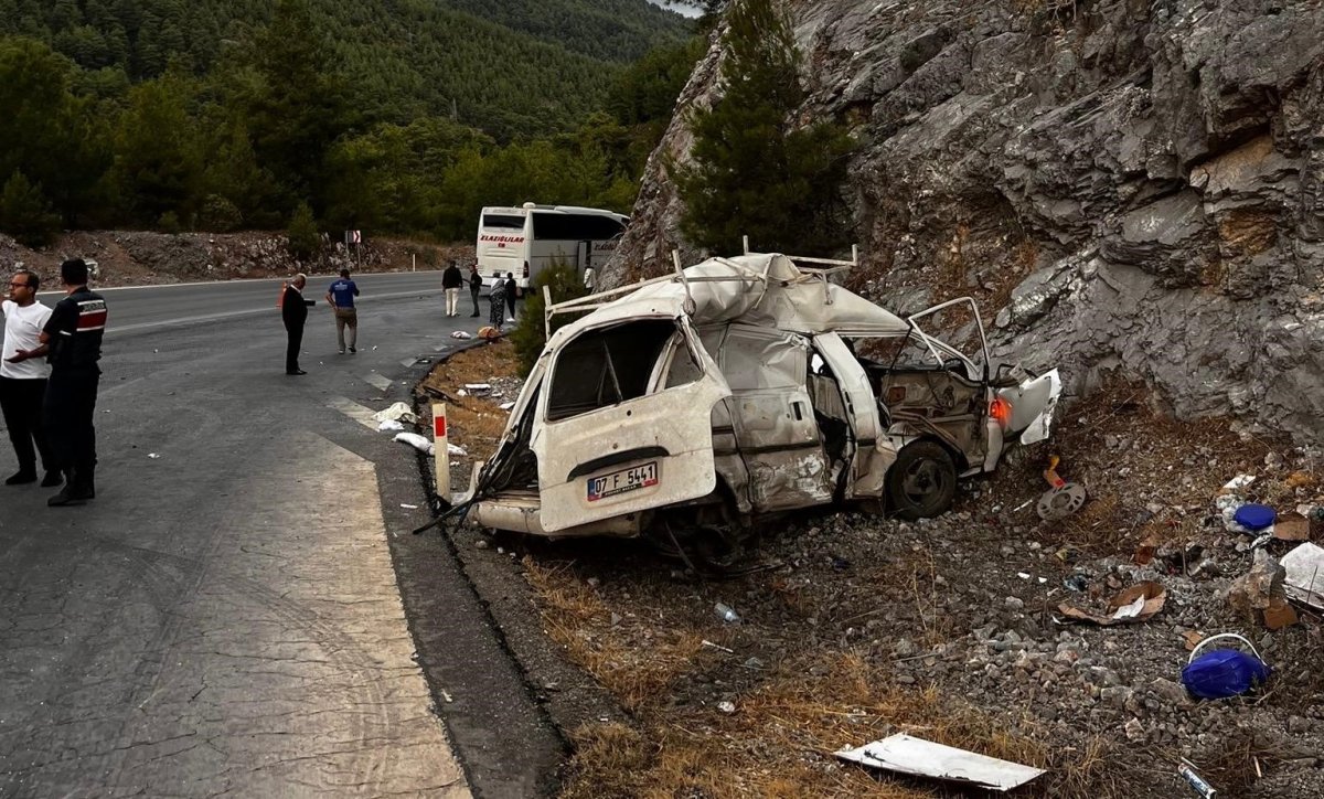 antalyada-yolcu-otobusu-ile-hafif-ticari-arac-carpisti-1-olu-1-yarali