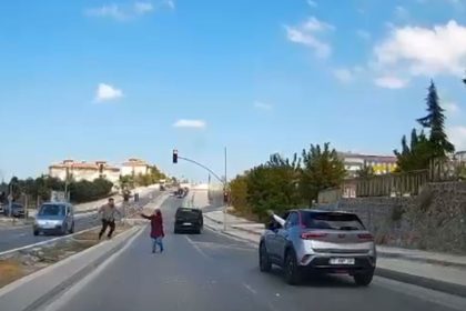 arnavutkoyde-trafikte-tasli-saldiri-kamerada