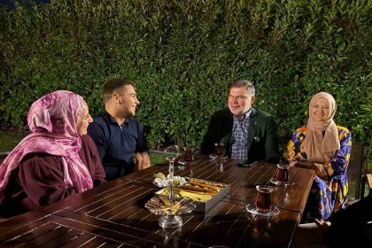 baskan-saygili-universite-ogrencilerini-evinde-misafir-etti