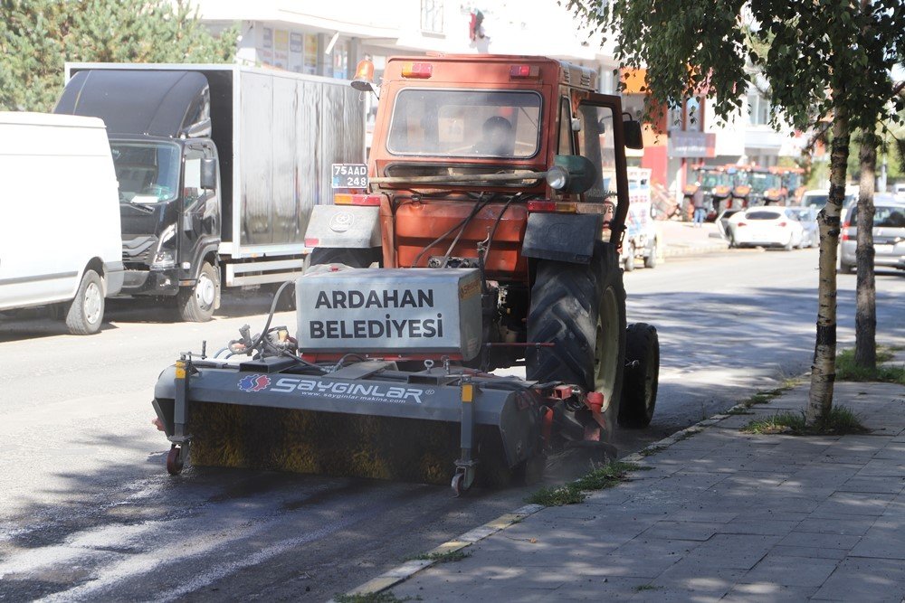 belediye-ekipleri-daha-temiz-bir-ardahan-icin-calisiyor