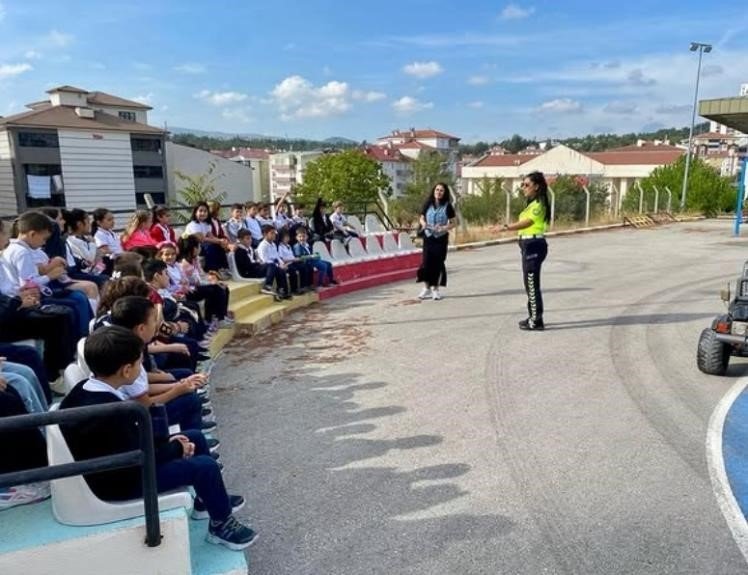 bilecikte-miniklere-trafikte-bilinc-egitimi