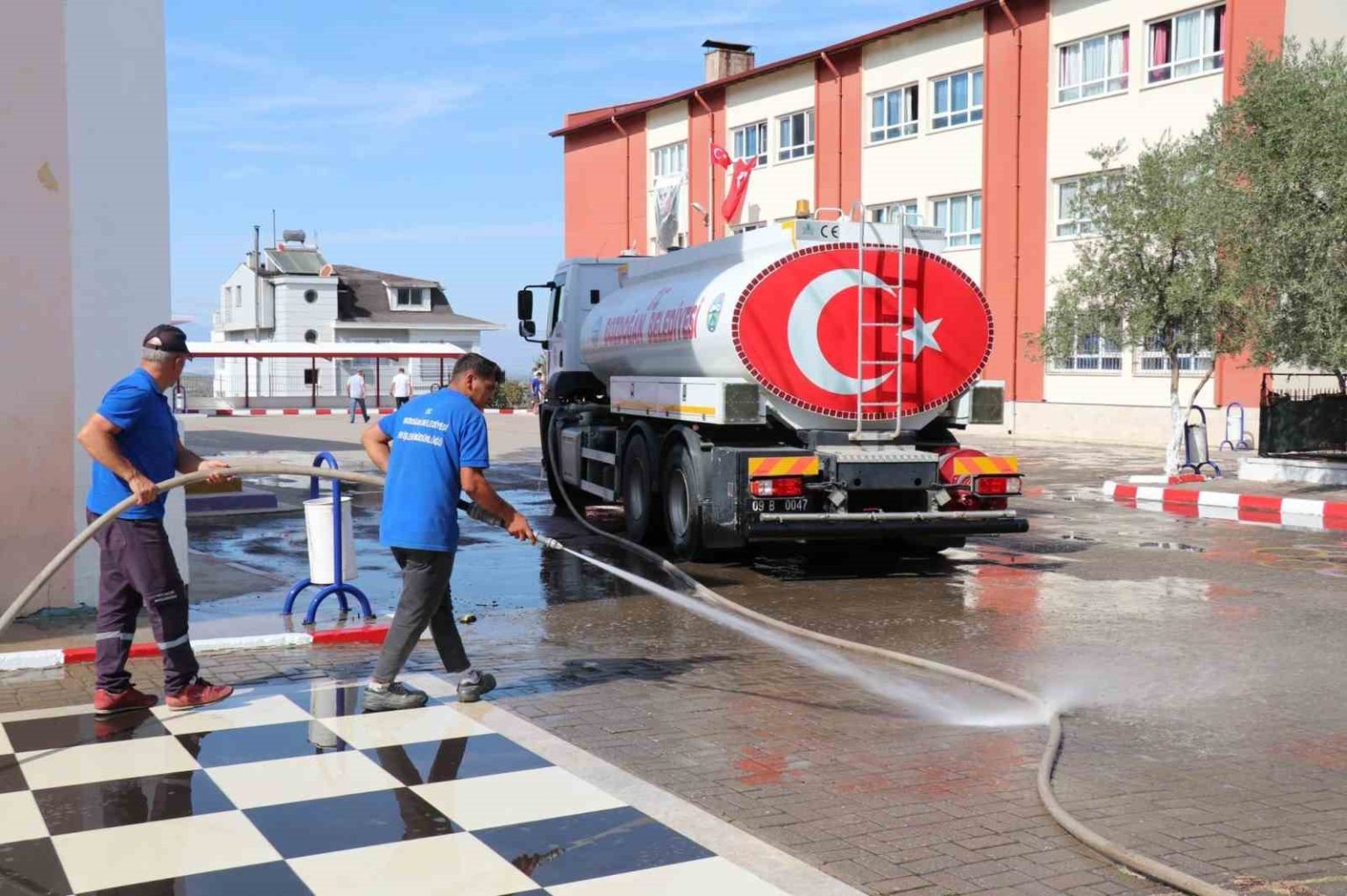 bozdogan-belediyesi-okullardaki-calismalari-tamamladi